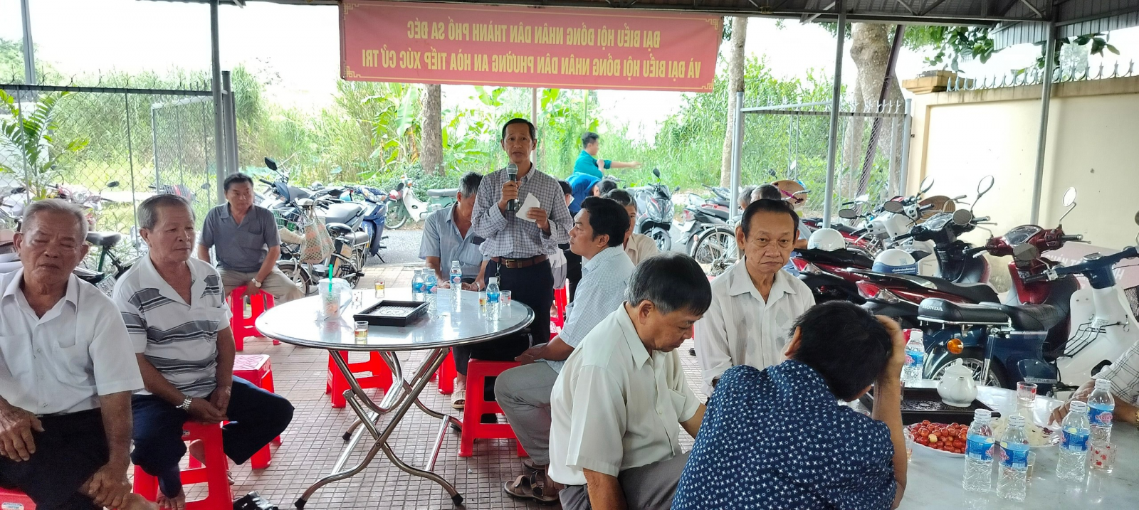 Cử tri khóm Tân Thuận đóng góp ý kiến tại buổi tiếp xúc cử tri