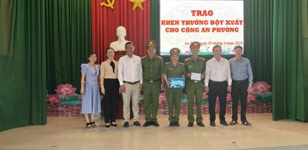 TRAO KHEN THƯỞNG ĐỘT XUẤT CHO LỰC LƯỢNG CÔNG AN PHƯỜNG