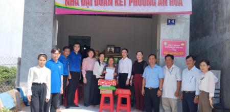 BÀN GIAO NHÀ ĐẠI ĐOÀN KẾT CHO HỘ CẬN NGHÈO
