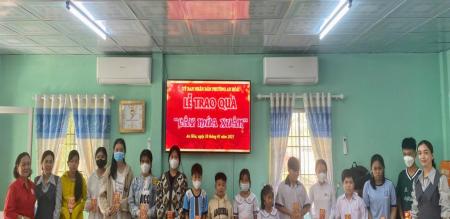 TRAO QUÀ “CÂY MÙA XUÂN” CHO TRẺ EM NHÂN DỊP TẾT NGUYÊN ĐÁN XUÂN ẤT TỴ NĂM 2025 TRAO QUÀ “CÂY MÙA XUÂN” CHO TRẺ EM NHÂN DỊP TẾT NGUYÊN ĐÁN XUÂN ẤT TỴ NĂM 2025